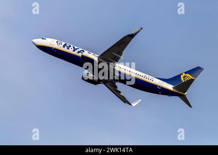Budapest, Ungarn - 02 17 2024: Ryanair Boeing 737 startet an einem sonnigen Tag vom Flughafen Ferenc Liszt in Budapest, Ungarn. Stockfoto