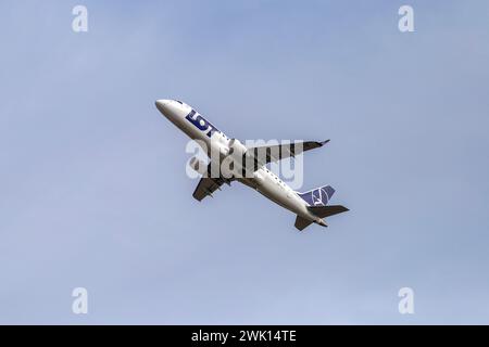 Budapest, Ungarn - 02 17 2024: LOT's Boeing startet an einem sonnigen Tag vom Flughafen Ferenc Liszt in Budapest, Ungarn. Stockfoto