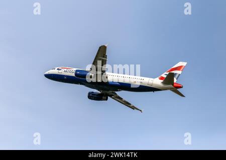 Budapest, Ungarn - 02 17 2024: British Airways airbus startet an einem sonnigen Tag vom Flughafen Ferenc Liszt in Budapest, Ungarn. Stockfoto