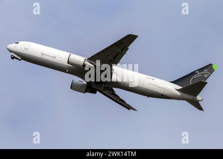 Budapest, Ungarn - 02 17 2024: Luftfrachter startet an einem sonnigen Tag vom Flughafen Ferenc Liszt in Budapest. Stockfoto