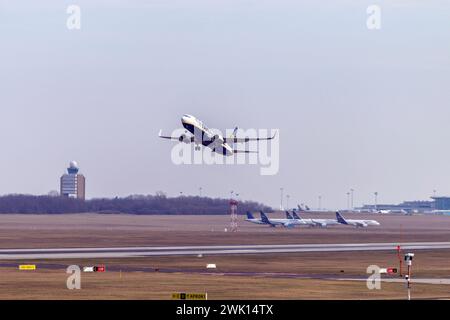 Budapest, Ungarn - 02 17 2024: Ryanair Boeing 737 startet an einem sonnigen Tag vom Flughafen Ferenc Liszt in Budapest, Ungarn. Stockfoto