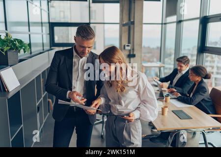 Zwei Experten für professionelle Führungskräfte diskutieren über die Zusammenarbeit mit Finanzbuchhaltungsunterlagen Stockfoto