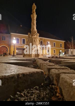 Cluj-Napoca, Rumänien - 06. Januar 2024: Straßenbauarbeiten in der Mihail Kogalniceanu Straße in der Nähe der Marienstatue (Anton Schuchbauer - 1744) in t Stockfoto