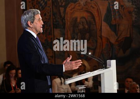 München, Deutschland. Februar 2024. John Kerry, ehemaliger US-Außenminister und Sondergesandter des US-Präsidenten für Klimawandel, spricht beim Abendessen des bayerischen Ministerpräsidenten im Kaisersaal der Münchner Residenz. Rund 50 Staats- und Regierungschefs sowie über 100 Minister aus aller Welt werden von Freitag bis Sonntag an der 60. Münchner Sicherheitskonferenz im Hotel Bayerischer Hof teilnehmen. Quelle: Felix Hörhager/dpa/Alamy Live News Stockfoto