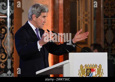 München, Deutschland. Februar 2024. John Kerry, ehemaliger US-Außenminister und Sondergesandter des US-Präsidenten für Klimawandel, spricht beim Abendessen des bayerischen Ministerpräsidenten im Kaisersaal der Münchner Residenz. Rund 50 Staats- und Regierungschefs sowie über 100 Minister aus aller Welt werden von Freitag bis Sonntag an der 60. Münchner Sicherheitskonferenz im Hotel Bayerischer Hof teilnehmen. Quelle: Felix Hörhager/dpa/Alamy Live News Stockfoto