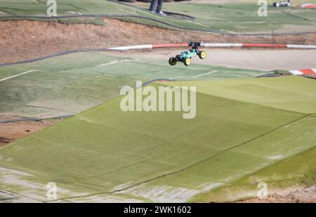 Merida, Spanien - 28. Januar 2024: Extremadura 1/8tt Gas Championship RC Car. Autos springen Stockfoto