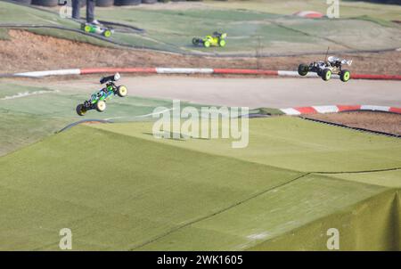 Merida, Spanien - 28. Januar 2024: Extremadura 1/8tt Gas Championship RC Car. Autos springen Stockfoto