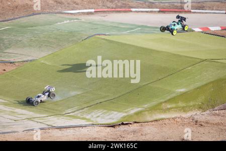 Merida, Spanien - 28. Januar 2024: Extremadura 1/8tt Gas Championship RC Car. Autos springen Stockfoto