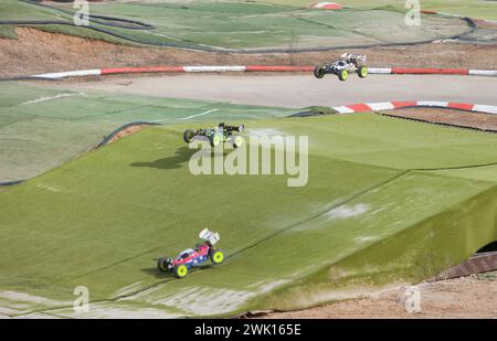 Merida, Spanien - 28. Januar 2024: Extremadura 1/8tt Gas Championship RC Car. Autos springen Stockfoto