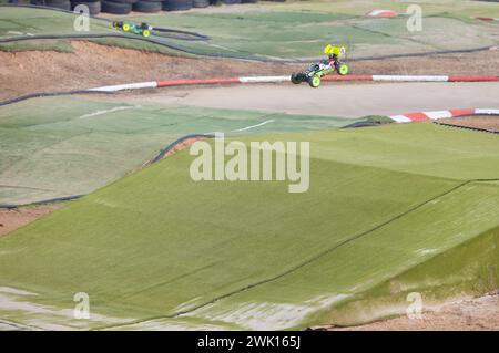 Merida, Spanien - 28. Januar 2024: Extremadura 1/8tt Gas Championship RC Car. Autos springen Stockfoto