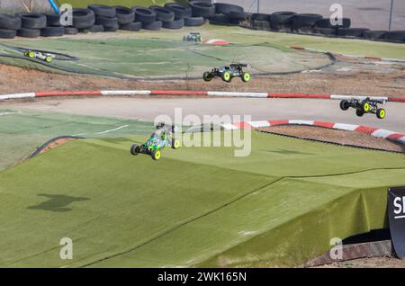 Merida, Spanien - 28. Januar 2024: Extremadura 1/8tt Gas Championship RC Car. Autos springen Stockfoto