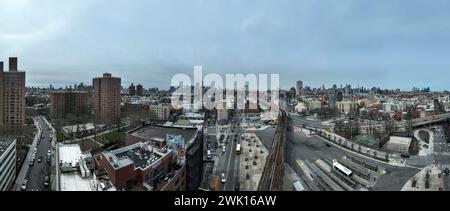 Brooklyn, NY - 12. März 2023: U-Bahn-Gleise, die zur Williamsburg Bridge in Brooklyn, New York City führen Stockfoto