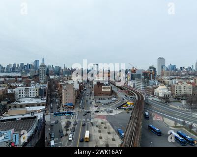 Brooklyn, NY - 12. März 2023: U-Bahn-Gleise, die zur Williamsburg Bridge in Brooklyn, New York City führen Stockfoto