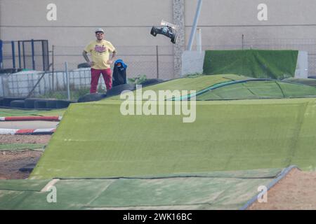 Merida, Spanien - 28. Januar 2024: Extremadura 1/8tt Gas Championship RC Car. Autos springen Stockfoto