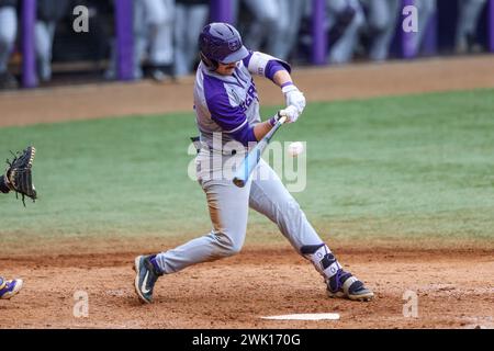 17. Februar 2024: A.J. Mendolia (13) versucht im Alex Box Stadium, Skip Bertman Field in Baton Rouge, LA, einen Baseball-Treffer zwischen den Central Arkansas Bears und den LSU Tigers zu erzielen. Jonathan Mailhes/CSM (Bild: © Jonathan Mailhes/Cal Sport Media) Stockfoto