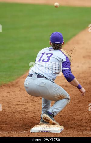 17. Februar 2024: A.J. Mendolia (13) aus Central Arkansas sieht im Alex Box Stadium, Skip Bertman Field in Baton Rouge, LA, einen Ball in der First Base aus. Jonathan Mailhes/CSM (Bild: © Jonathan Mailhes/Cal Sport Media) Stockfoto