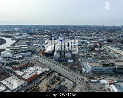 Die Eier des Gäreiers der Newtown Creek Wastewater Treatment Plant in Greenpoint, Brooklyn. Stockfoto