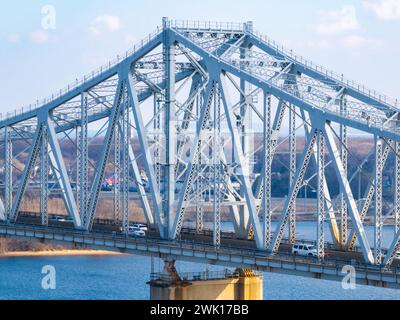 Die Outerbridge Crossing ist eine Cantilever-Brücke, die den Arthur Kill überspannt. Die "Outerbridge", verbindet wie es oft genannt wird, Perth Amboy, New Jersey Stockfoto