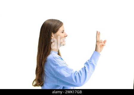 Eine Frau, Nahaufnahme, auf weißem Hintergrund, zeigt ein Siegeszeichen Stockfoto