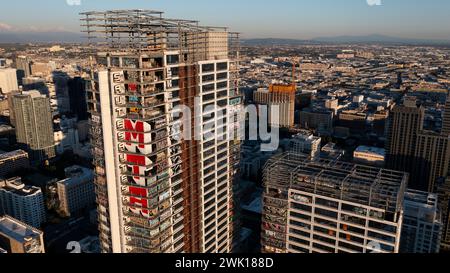 Los Angeles, Kalifornien, USA - 11. Februar 2024: Die verlassenen und mit Graffiti bedeckten Wolkenkratzer des Oceanwide Plaza leuchten bei Sonnenuntergang. Stockfoto