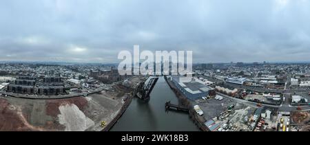 Aus der Luft der Newark, NJ und NX Bridge über den Passaic River. Stockfoto