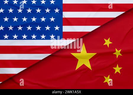 Flaggen der USA und Chinas. Internationale diplomatische Beziehungen Stockfoto