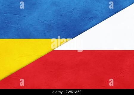 Flaggen der Ukraine und Polens auf strukturiertem Hintergrund. Internationale diplomatische Beziehungen Stockfoto