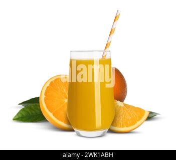 Frischer Orangensaft im Glas und saftige Zitrusfrüchte isoliert auf weiß Stockfoto