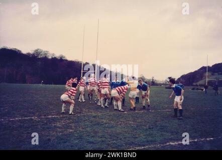 Rugby-Spiel Anfang der 1980er Jahre, Japaner unter 15 gegen die lokale U-15-Mannschaft – Bangor, Gwynedd, Wales Stockfoto