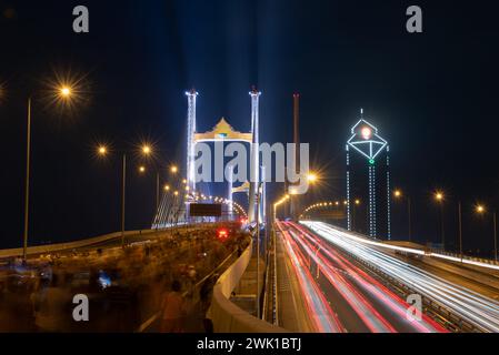 Bangkok, Thailand. Februar 2024. Nachtlichter der „parallelen Brücke zur Rama 9-Brücke“ Thailands erste parallele Brücke über den Chao Phraya Fluss in Bangkok. (Foto: Teera Noisakran/Pacific Press) Credit: Pacific Press Media Production Corp./Alamy Live News Stockfoto