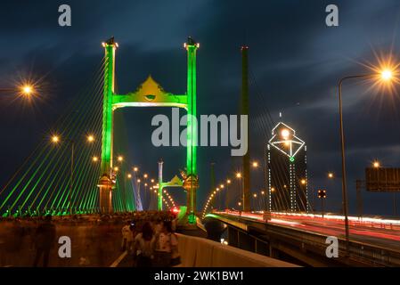 Bangkok, Thailand. Februar 2024. Nachtlichter der „parallelen Brücke zur Rama 9-Brücke“ Thailands erste parallele Brücke über den Chao Phraya Fluss in Bangkok. (Foto: Teera Noisakran/Pacific Press) Credit: Pacific Press Media Production Corp./Alamy Live News Stockfoto