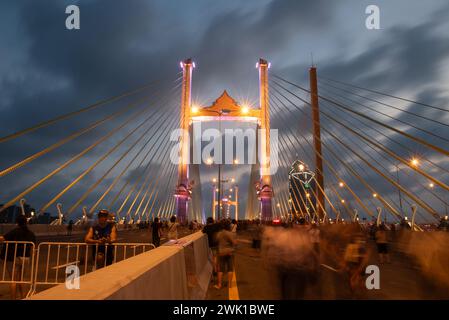 Bangkok, Thailand. Februar 2024. Nachtlichter der „parallelen Brücke zur Rama 9-Brücke“ Thailands erste parallele Brücke über den Chao Phraya Fluss in Bangkok. (Foto: Teera Noisakran/Pacific Press) Credit: Pacific Press Media Production Corp./Alamy Live News Stockfoto