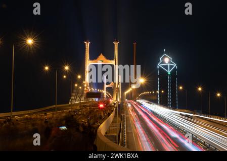 Bangkok, Thailand. Februar 2024. Nachtlichter der „parallelen Brücke zur Rama 9-Brücke“ Thailands erste parallele Brücke über den Chao Phraya Fluss in Bangkok. (Foto: Teera Noisakran/Pacific Press) Credit: Pacific Press Media Production Corp./Alamy Live News Stockfoto