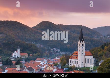 St. Nikolaus Kirche in der Stadt Krapina bei Sonnenuntergang, Zagorje, Kroatien Stockfoto