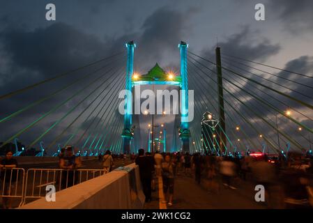 Bangkok, Thailand. Februar 2024. Nachtlichter der „parallelen Brücke zur Rama 9 Brücke“ Thailands erste parallele Brücke über den Chao Phraya Fluss in Bangkok. (Kreditbild: © Teera Noisakran/Pacific Press via ZUMA Press Wire) NUR REDAKTIONELLE VERWENDUNG! Nicht für kommerzielle ZWECKE! Stockfoto