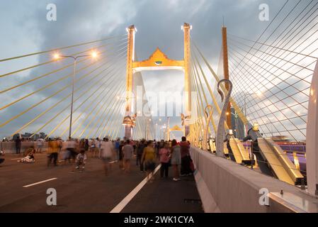 Bangkok, Thailand. Februar 2024. Nachtlichter der „parallelen Brücke zur Rama 9 Brücke“ Thailands erste parallele Brücke über den Chao Phraya Fluss in Bangkok. (Kreditbild: © Teera Noisakran/Pacific Press via ZUMA Press Wire) NUR REDAKTIONELLE VERWENDUNG! Nicht für kommerzielle ZWECKE! Stockfoto