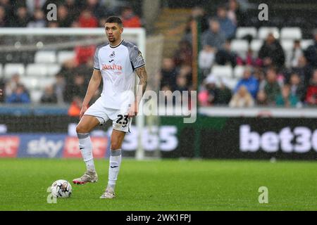 Swansea, Großbritannien. Februar 2024. Nathan Wood aus Swansea City in Aktion. EFL Skybet Meisterschaftsspiel Swansea City gegen Ipswich Town im Stadion Swansea.com in Swansea, Wales am Samstag, den 17. Februar 2024. Dieses Bild darf nur für redaktionelle Zwecke verwendet werden. Nur redaktionelle Verwendung, Bild von Andrew Orchard/Andrew Orchard Sportfotografie/Alamy Live News Credit: Andrew Orchard Sportfotografie/Alamy Live News Stockfoto