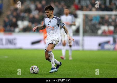 Swansea, Großbritannien. Februar 2024. Jamie Paterson aus Swansea City in Aktion. EFL Skybet Meisterschaftsspiel Swansea City gegen Ipswich Town im Stadion Swansea.com in Swansea, Wales am Samstag, den 17. Februar 2024. Dieses Bild darf nur für redaktionelle Zwecke verwendet werden. Nur redaktionelle Verwendung, Bild von Andrew Orchard/Andrew Orchard Sportfotografie/Alamy Live News Credit: Andrew Orchard Sportfotografie/Alamy Live News Stockfoto