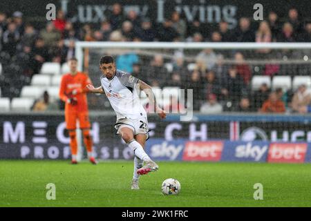 Swansea, Großbritannien. Februar 2024. Nathan Wood aus Swansea City in Aktion. EFL Skybet Meisterschaftsspiel Swansea City gegen Ipswich Town im Stadion Swansea.com in Swansea, Wales am Samstag, den 17. Februar 2024. Dieses Bild darf nur für redaktionelle Zwecke verwendet werden. Nur redaktionelle Verwendung, Bild von Andrew Orchard/Andrew Orchard Sportfotografie/Alamy Live News Credit: Andrew Orchard Sportfotografie/Alamy Live News Stockfoto