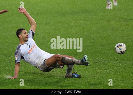 Swansea, Großbritannien. Februar 2024. Ben Cabango von Swansea City in Aktion. EFL Skybet Meisterschaftsspiel Swansea City gegen Ipswich Town im Stadion Swansea.com in Swansea, Wales am Samstag, den 17. Februar 2024. Dieses Bild darf nur für redaktionelle Zwecke verwendet werden. Nur redaktionelle Verwendung, Bild von Andrew Orchard/Andrew Orchard Sportfotografie/Alamy Live News Credit: Andrew Orchard Sportfotografie/Alamy Live News Stockfoto