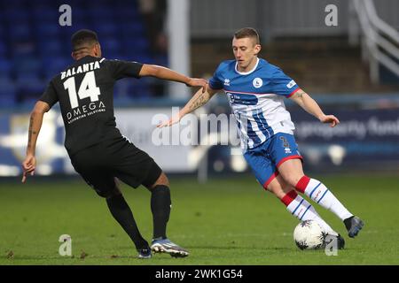 David Ferguson von Hartlepool United in Aktion mit Angelo Balanta von Borehamwood während des Vanarama National League-Spiels zwischen Hartlepool United und Boreham Wood im Victoria Park, Hartlepool am Samstag, den 17. Februar 2024. (Foto: Mark Fletcher | MI News) Credit: MI News & Sport /Alamy Live News Stockfoto