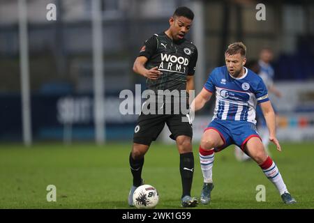 Angelo Balanta aus Borehamwood im Einsatz mit Nicky Featherstone von Hartlepool United während des Vanarama National League-Spiels zwischen Hartlepool United und Boreham Wood im Victoria Park, Hartlepool am Samstag, den 17. Februar 2024. (Foto: Mark Fletcher | MI News) Credit: MI News & Sport /Alamy Live News Stockfoto