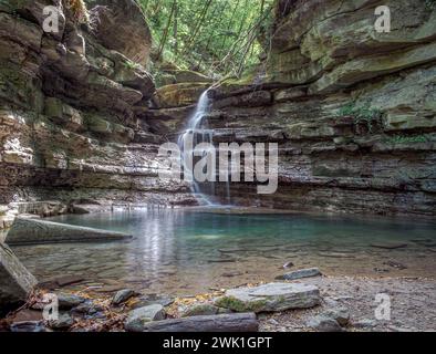 Kleiner Wasserfall auf einem schmalen Bach im nördlichen Apennin. Palazzuolo sul Senio, Provinz Florenz, Toskana, Italien Stockfoto