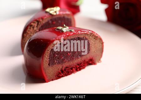 St. Valentinstag. Leckere Kuchen auf dem Tisch, Nahaufnahme Stockfoto