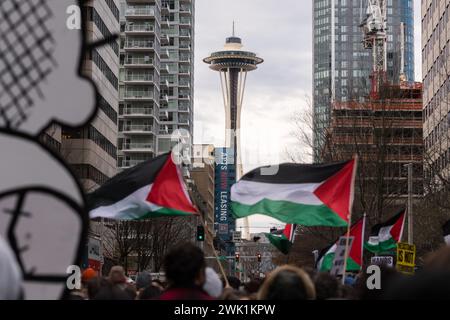 Seattle, USA. Februar 2024. Pro-Palästina-Demonstranten versammelten sich im Herzen von Seattle im Einkaufsviertel Westlake bei Noon zum Protest von RISE UP 4 RAFAH. Die Gruppe marschierte dann zum Pike Place Market und endete schließlich auf dem Amazonas Spheres Campus im South Lake Union Tech District. Seit Monaten versammeln sich Aktivisten, die den Verkehr und die Einkäufe stören und einen Waffenstillstand in Gaza fordern. Es gab weltweit Kundgebungen und Proteste. Quelle: James Anderson/Alamy Live News Stockfoto