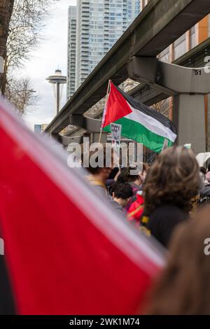 Seattle, USA. Februar 2024. Pro-Palästina-Demonstranten versammelten sich im Herzen von Seattle im Einkaufsviertel Westlake bei Noon zum Protest von RISE UP 4 RAFAH. Die Gruppe marschierte dann zum Pike Place Market und endete schließlich auf dem Amazonas Spheres Campus im South Lake Union Tech District. Seit Monaten versammeln sich Aktivisten, die den Verkehr und die Einkäufe stören und einen Waffenstillstand in Gaza fordern. Es gab weltweit Kundgebungen und Proteste. Quelle: James Anderson/Alamy Live News Stockfoto