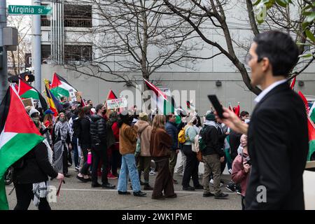 Seattle, USA. Februar 2024. Pro-Palästina-Demonstranten versammelten sich im Herzen von Seattle im Einkaufsviertel Westlake bei Noon zum Protest von RISE UP 4 RAFAH. Die Gruppe marschierte dann zum Pike Place Market und endete schließlich auf dem Amazonas Spheres Campus im South Lake Union Tech District. Seit Monaten versammeln sich Aktivisten, die den Verkehr und die Einkäufe stören und einen Waffenstillstand in Gaza fordern. Es gab weltweit Kundgebungen und Proteste. Quelle: James Anderson/Alamy Live News Stockfoto