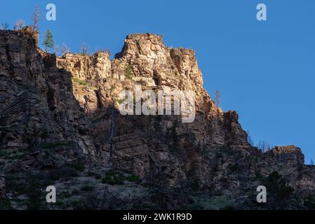 Klippen vom Grizzly Creek Trail im Glenwood Canyon, White River National Forest (Glenwood Springs, Colorado, USA) Stockfoto