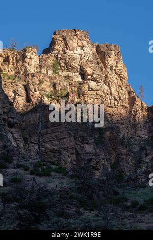 Klippen vom Grizzly Creek Trail im Glenwood Canyon, White River National Forest (Glenwood Springs, Colorado, USA) Stockfoto