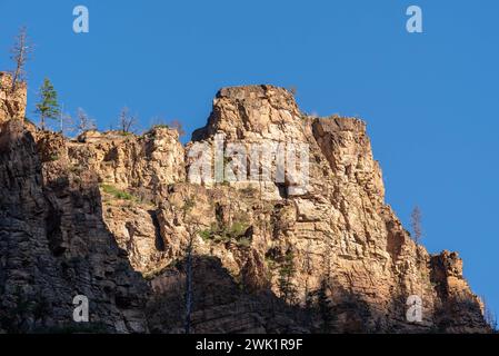 Klippen vom Grizzly Creek Trail im Glenwood Canyon, White River National Forest (Glenwood Springs, Colorado, USA) Stockfoto